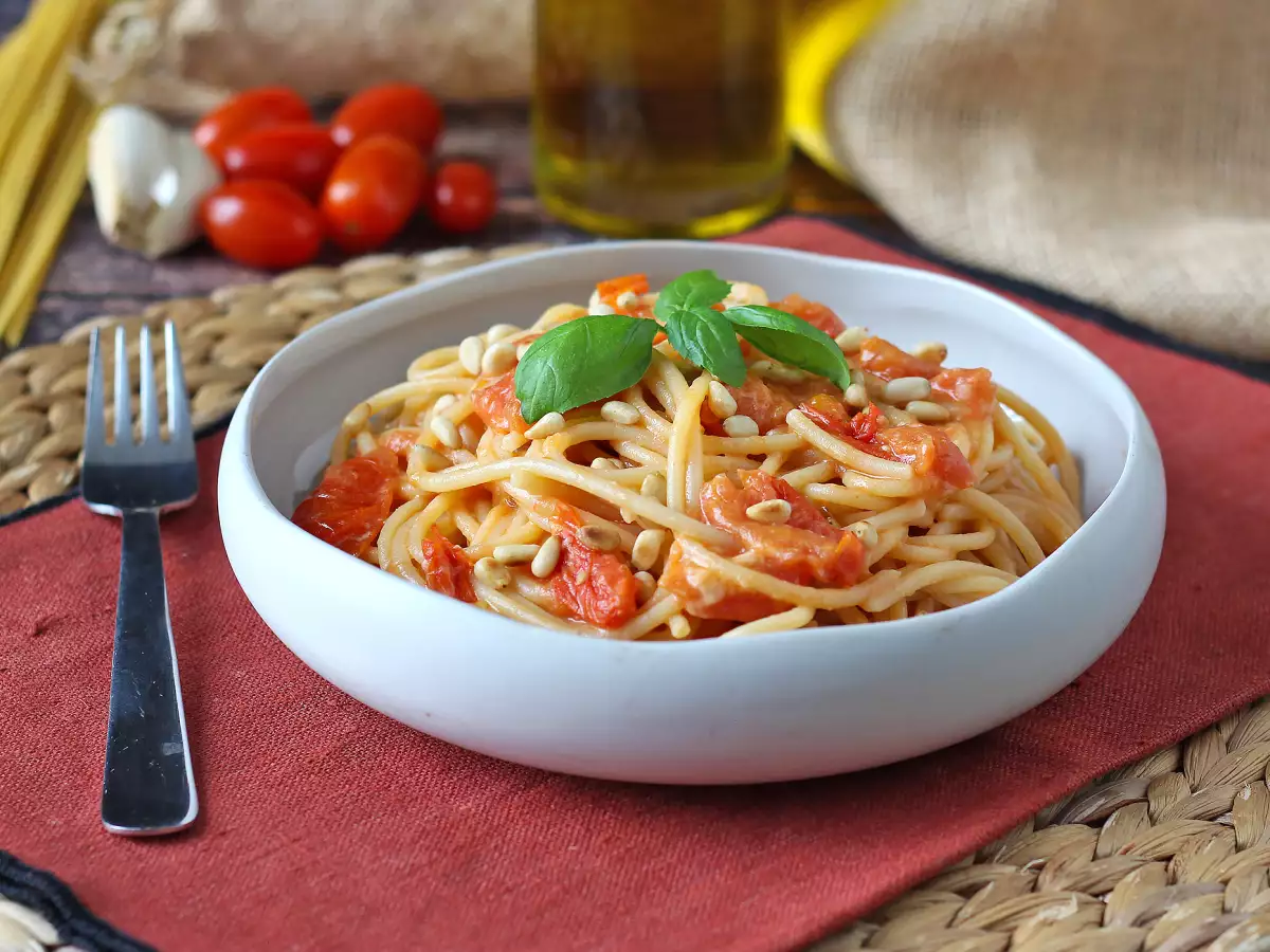 Spaghetti mit Kirschtomaten und Pinienkernen: cremig und aromatisch - foto 4