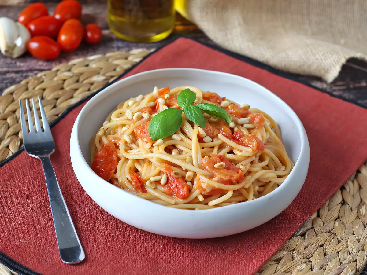 Spaghetti mit Kirschtomaten und Pinienkernen: cremig und aromatisch - foto 6