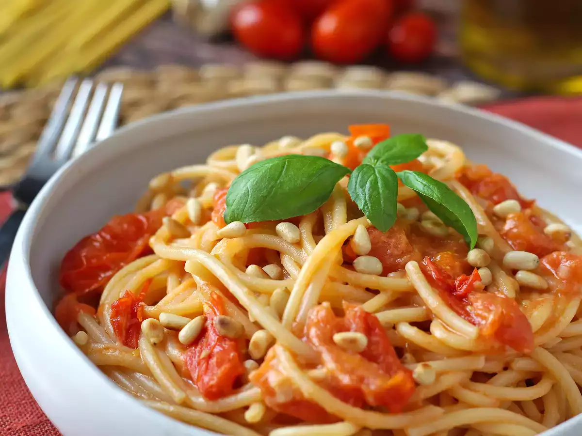 Spaghetti mit Kirschtomaten und Pinienkernen: ein cremiges und duftendes Rezept - foto 3