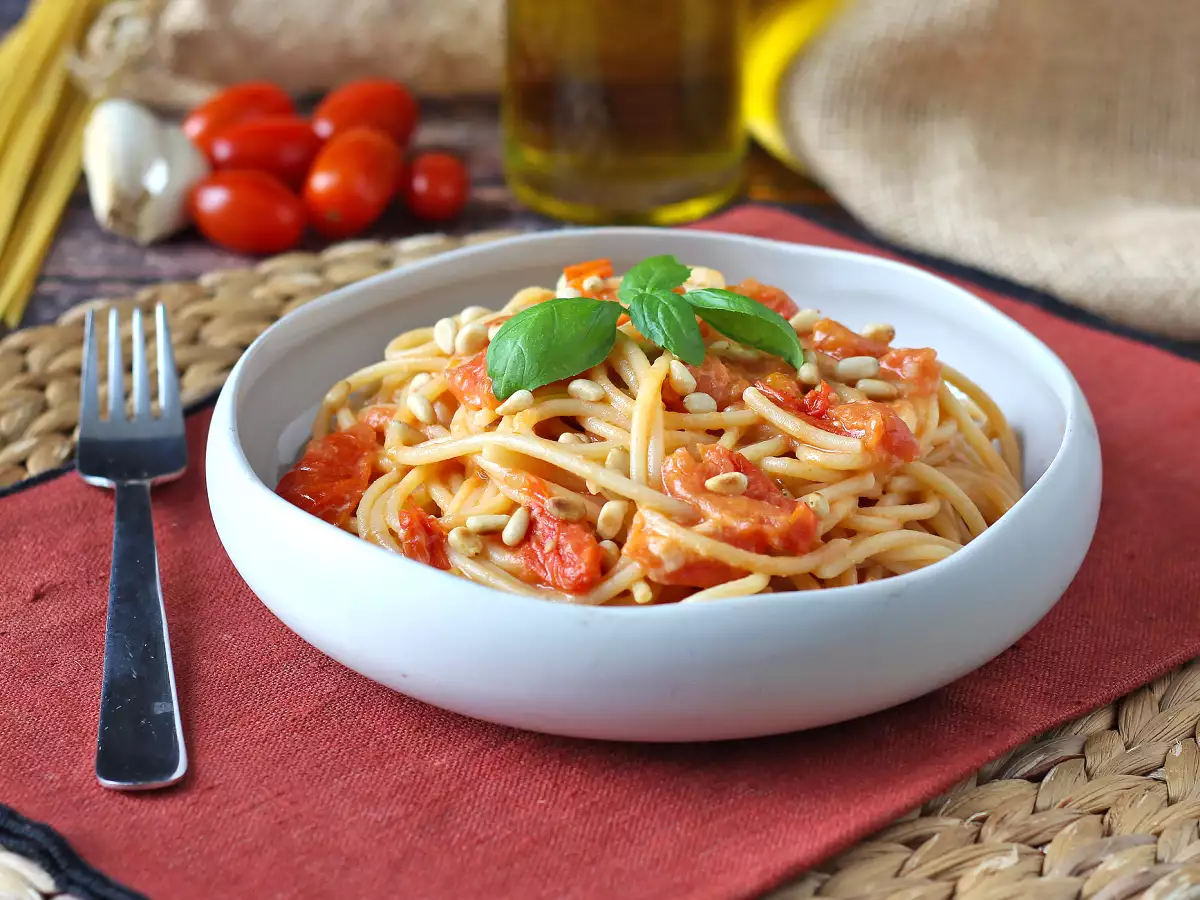 Spaghetti mit Kirschtomaten und Pinienkernen: ein cremiges und duftendes Rezept - foto 4