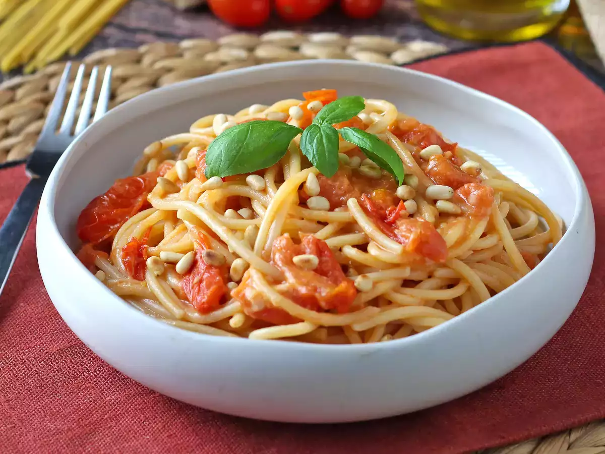 Spaghetti mit Kirschtomaten und Pinienkernen: ein cremiges und duftendes Rezept - foto 5