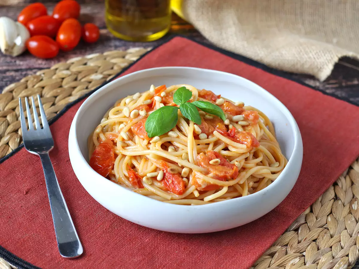 Spaghetti mit Kirschtomaten und Pinienkernen: ein cremiges und duftendes Rezept - foto 6