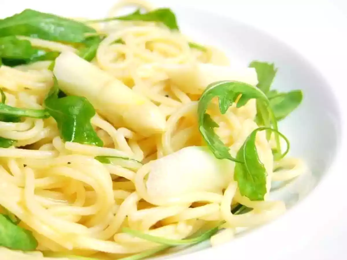Spaghetti mit Limetten-Vinaigrette, Spargel und Rucola
