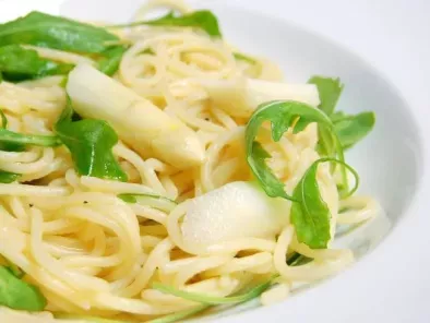 Spaghetti mit Limetten-Vinaigrette, Spargel und Rucola