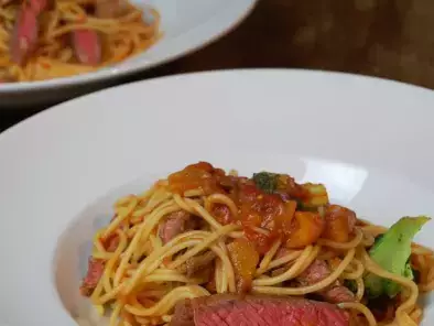 Spaghetti mit Tomaten-Kapern-Sambal und Steakstreifen