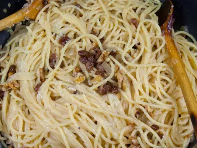 Spaghetti mit Walnüssen und Rosinen