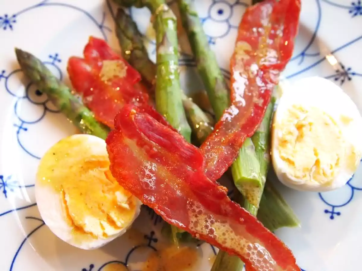 Spargel mit Entenei, Speck und Haselnuss