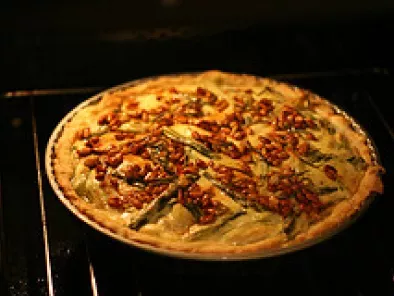 Spargel-ricotta-tarte mit wildkräutersalat
