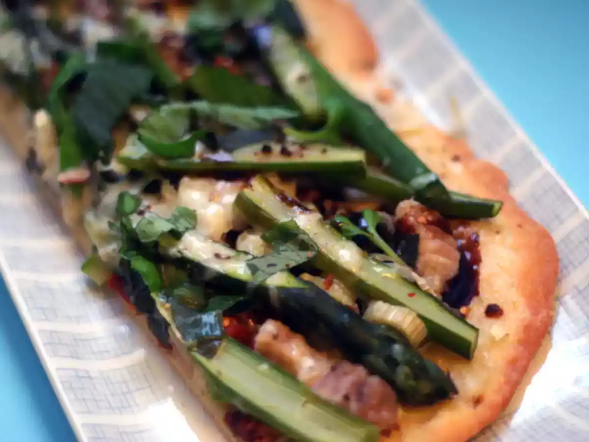 Spargelpizza mit getrockneten tomaten nach tim mälzer