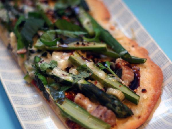 Spargelpizza mit getrockneten tomaten nach tim mälzer