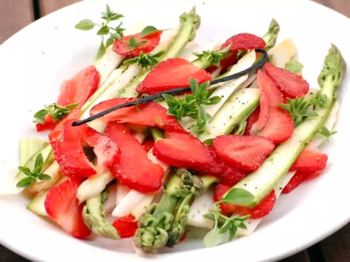 Spargelsalat mit Erdbeeren