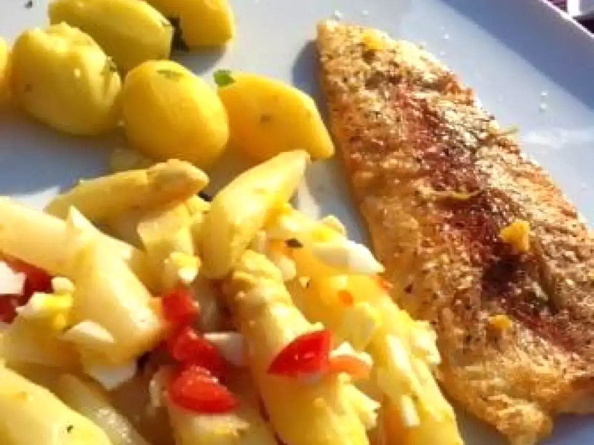 Spargelsalat und Goldforellenfilets