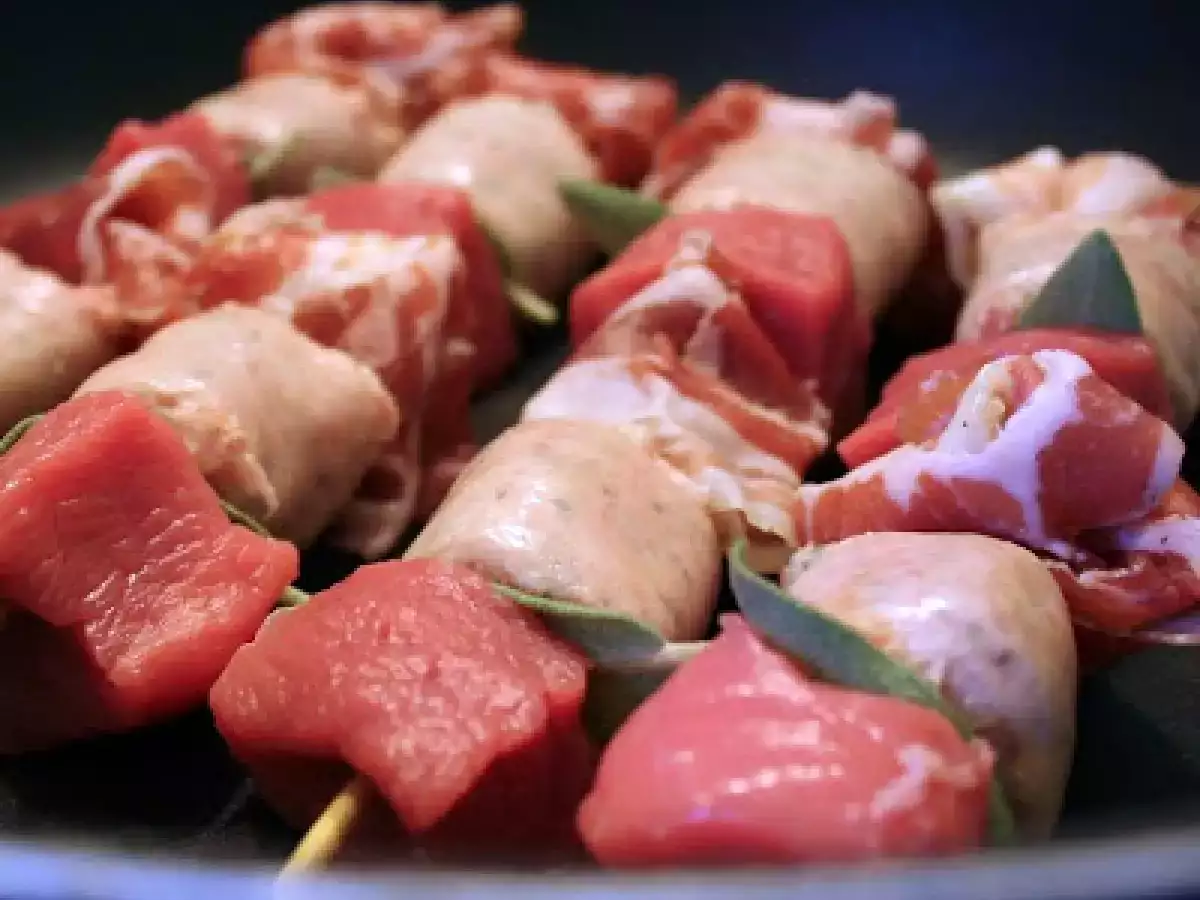 Spiedini di vitello e luganega in padella con salvia e vino bianco - foto 2