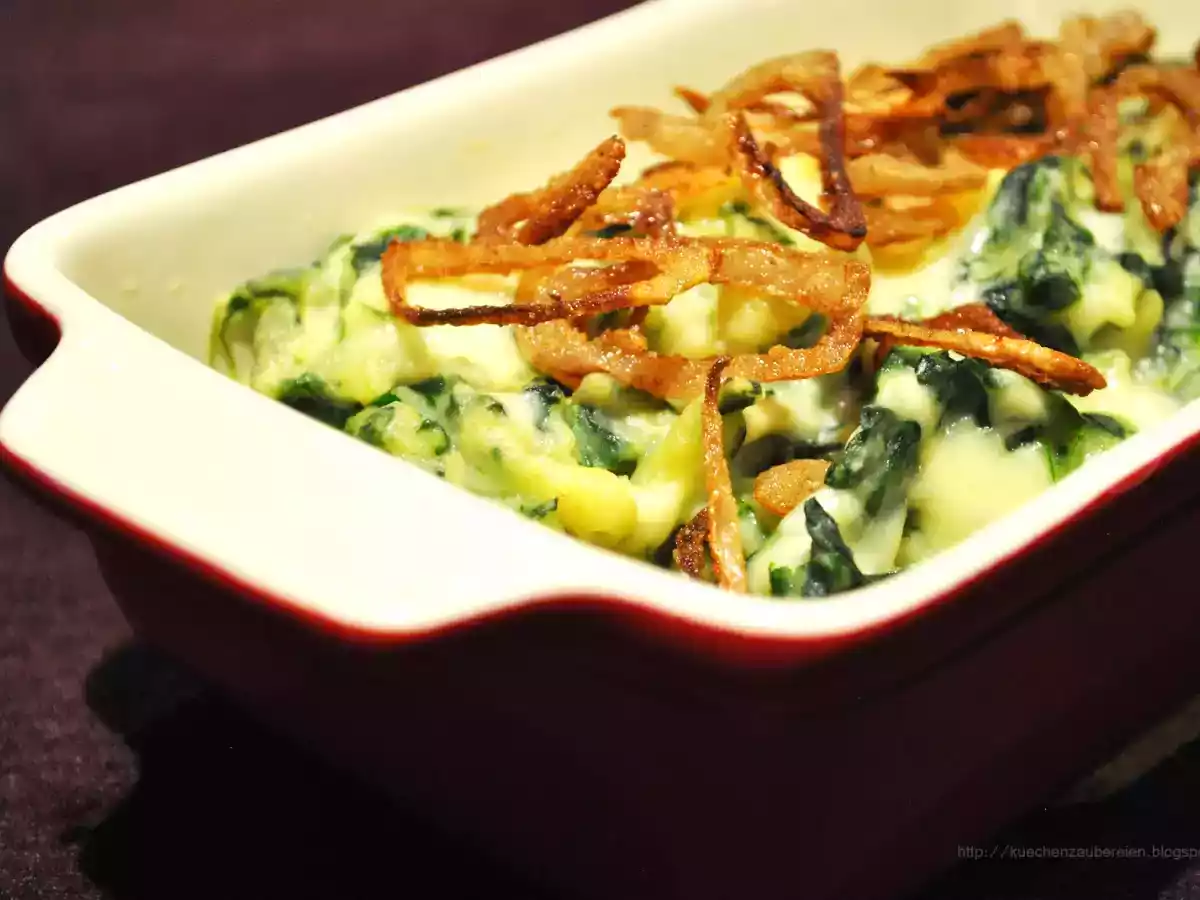 Spinatspätzle aus dem Ofen mit frischen Röstzwiebeln
