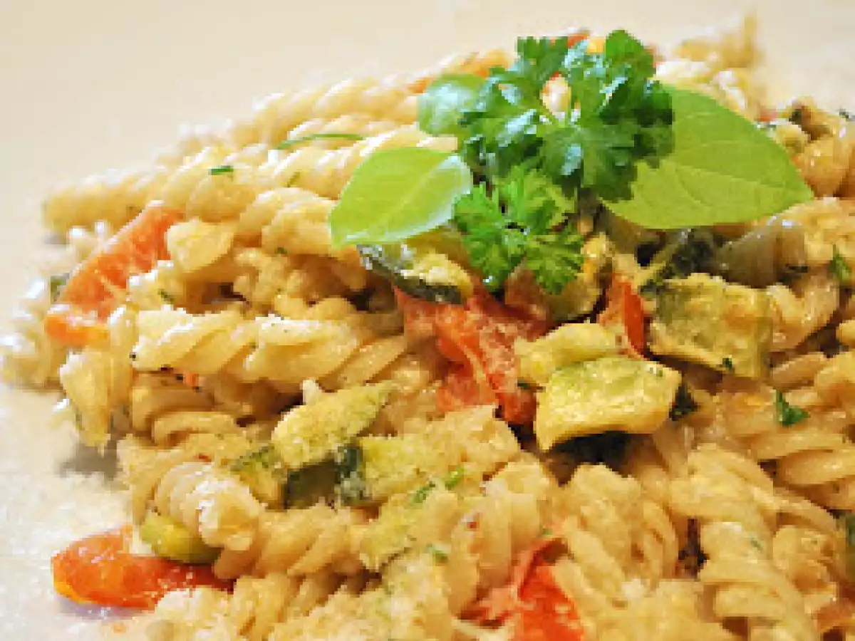 Spirelli mit Gemüse-Kräuter-Soße