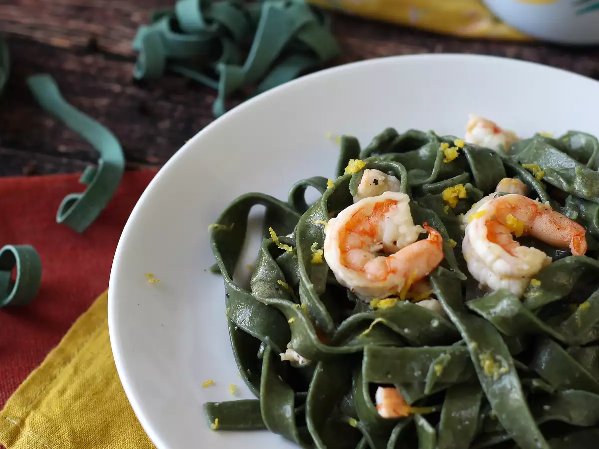 Spirulina-Pasta mit Garnelen und Zitrone: ein nährstoffreiches Gericht mit einzigartigem Geschmack