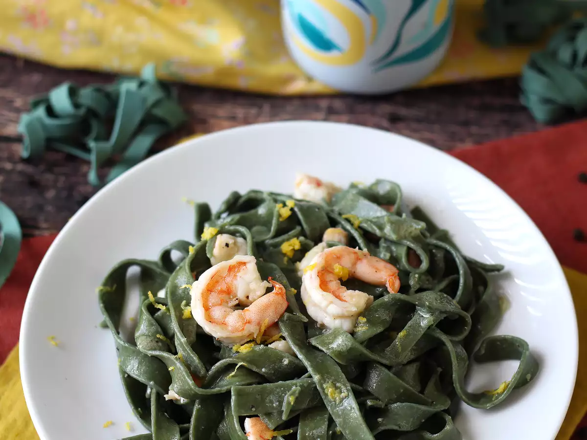 Spirulina-Pasta mit Garnelen und Zitrone: ein nährstoffreiches Gericht mit einzigartigem Geschmack - foto 2