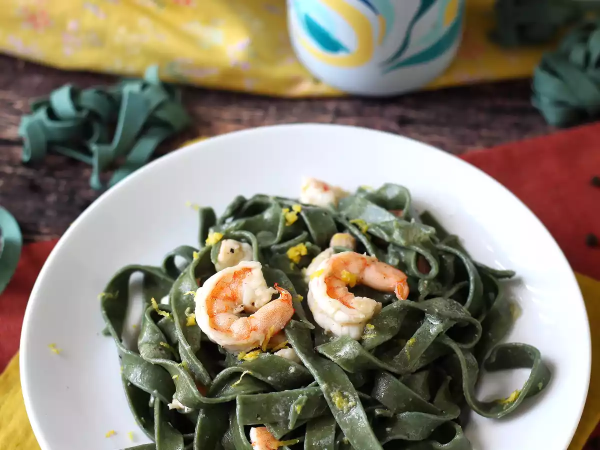Spirulina-Pasta mit Garnelen und Zitrone: eine nährstoffreiche Vorspeise mit einem einzigartigen Geschmack - foto 2
