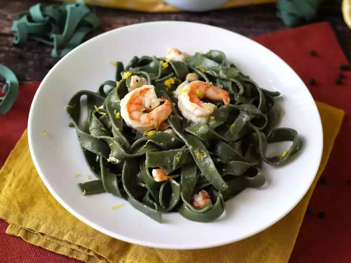 Spirulina-Pasta mit Garnelen und Zitrone: eine nährstoffreiche Vorspeise mit einem einzigartigen Geschmack - foto 5