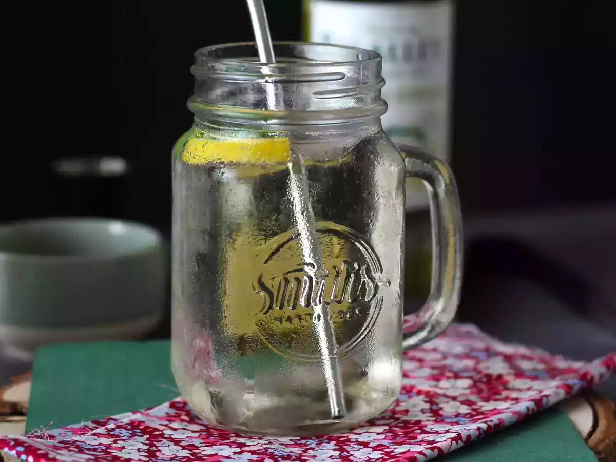 Spritz Hugo mit Holunderblüten-Sirup, ein frischer und süßer Cocktail - foto 3