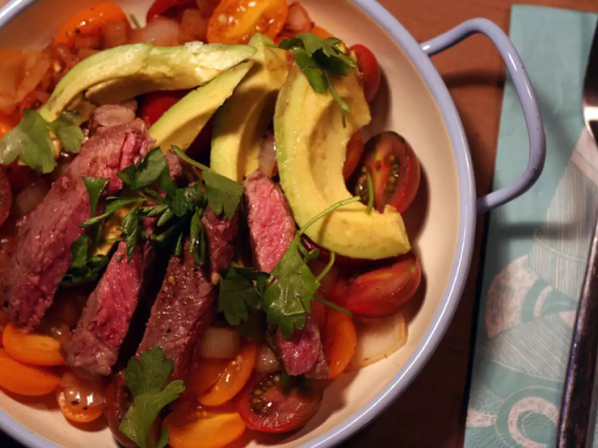 Steakpfanne mit avocado