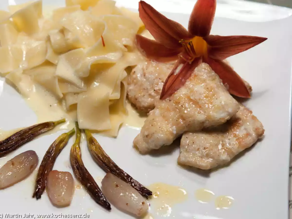 Steinbeißer mit Taglilien und Bandnudeln