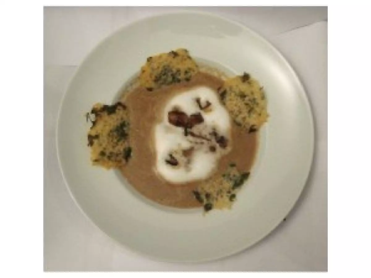 Steinpilzsuppe mit Parmesan-Petersilienchips