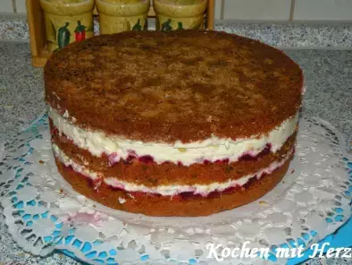 Stracciatella-Ananas-Himbeer-Torte