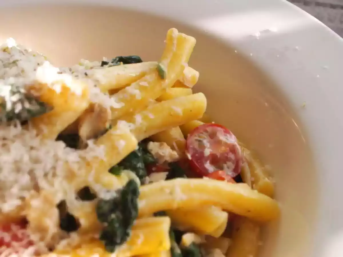 Strozzapreti mit Lachs aus der Dose - Spinat war auch noch dabei