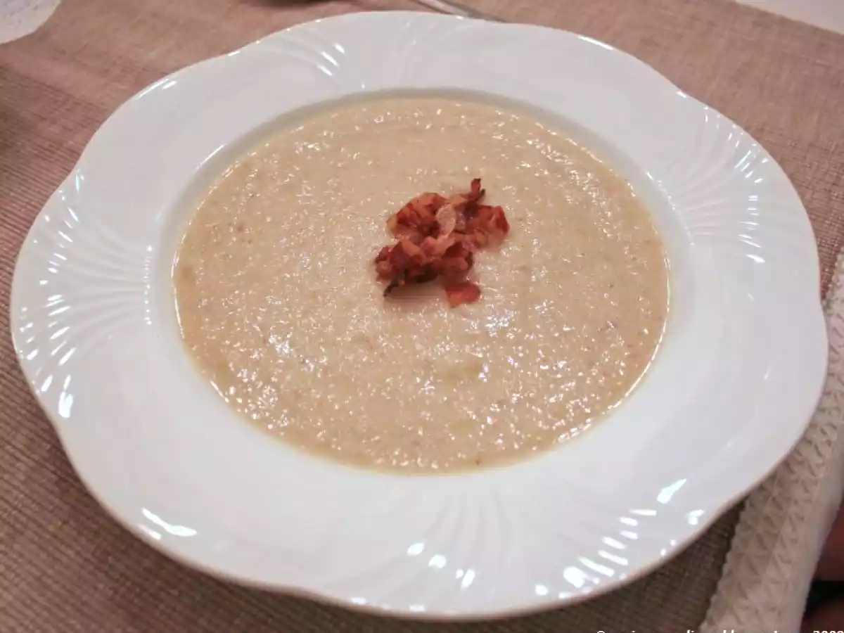 Suppe aus geröstetem Blumenkohl