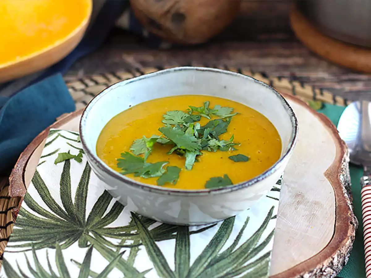 Suppe mit Butternut und Korallenlinsen