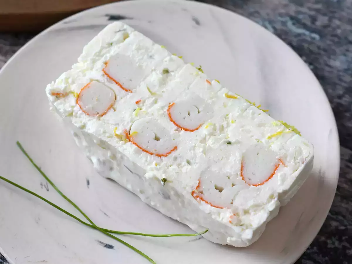 Surimi-Terrine ohne Kochen: eine einfache kalte Vorspeise, perfekt für den Sommer - foto 2