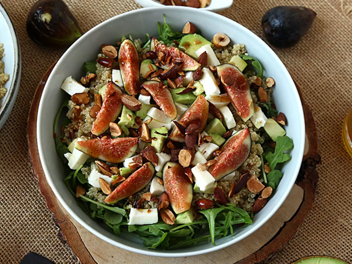 Süß-herzhafter Salat mit Feigen, Rucola, Quinoa, Mozzarella und Avocado