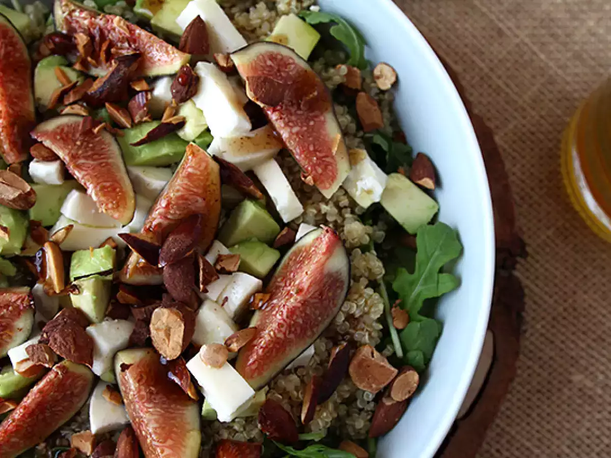 Süß-herzhafter Salat mit Feigen, Rucola, Quinoa, Mozzarella und Avocado - foto 2