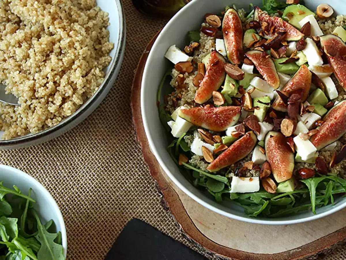 Süß-herzhafter Salat mit Feigen, Rucola, Quinoa, Mozzarella und Avocado - foto 3
