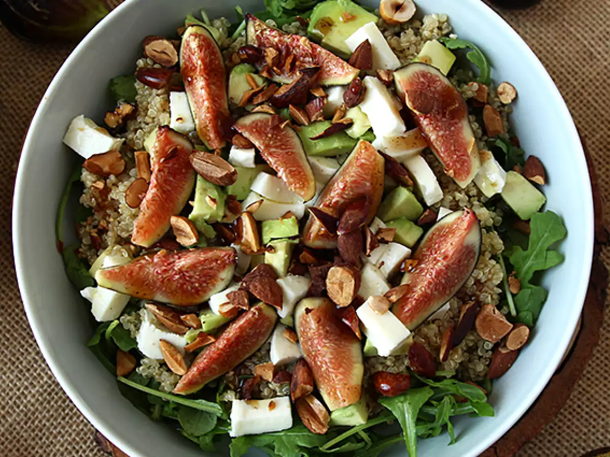 Süß-herzhafter Salat mit Feigen, Rucola, Quinoa, Mozzarella und Avocado - foto 4