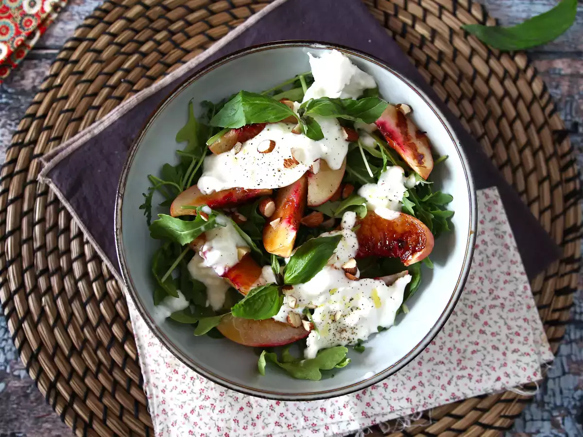 Süß-herzhafter Salat mit gerösteten Pfirsichen, Rucola und Burrata – sommerlicher Genuss - foto 2