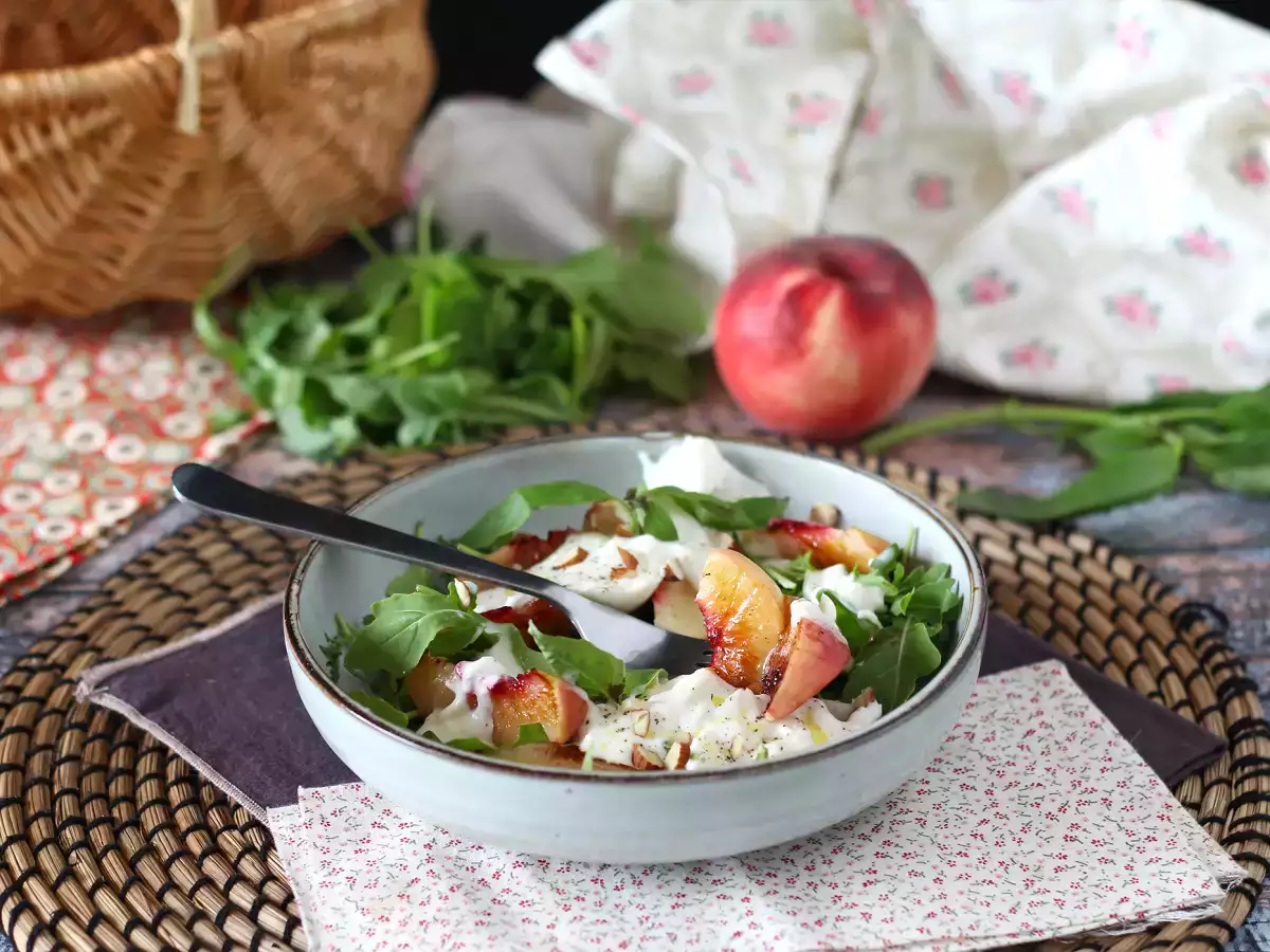 Süß-herzhafter Salat mit gerösteten Pfirsichen, Rucola und Burrata – sommerlicher Genuss - foto 3