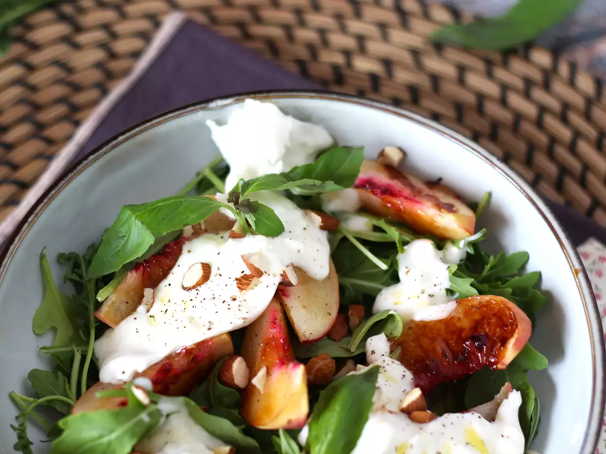 Süß-herzhafter Salat mit gerösteten Pfirsichen, Rucola und Burrata – sommerlicher Genuss - foto 4