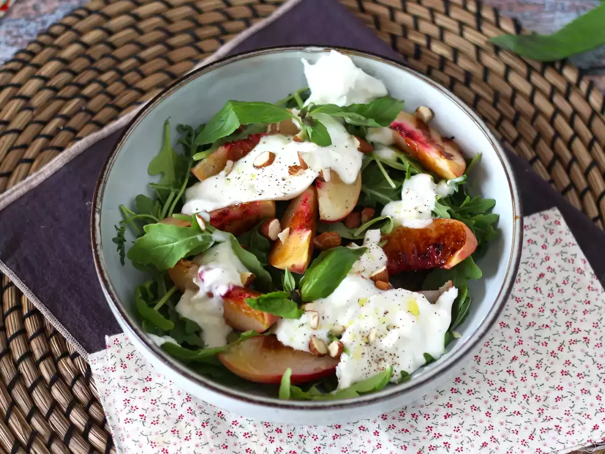 Süß-herzhafter Salat mit gerösteten Pfirsichen, Rucola und Burrata – sommerlicher Genuss - foto 5