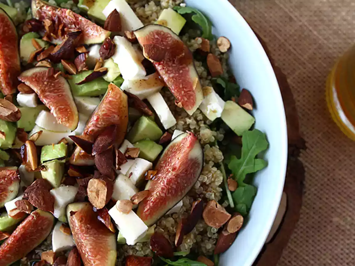 Süß-salziger Salat mit Feigen, Rucola, Quinoa, Mozzarella und Avocado - foto 2