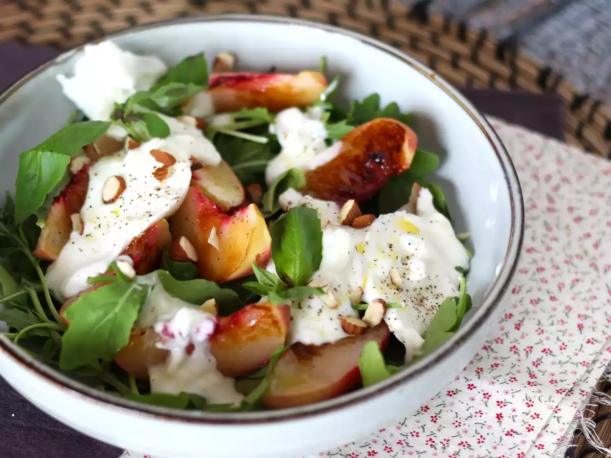 Süßer und herzhafter Salat mit gerösteten Pfirsichen, Rucola und Burrata