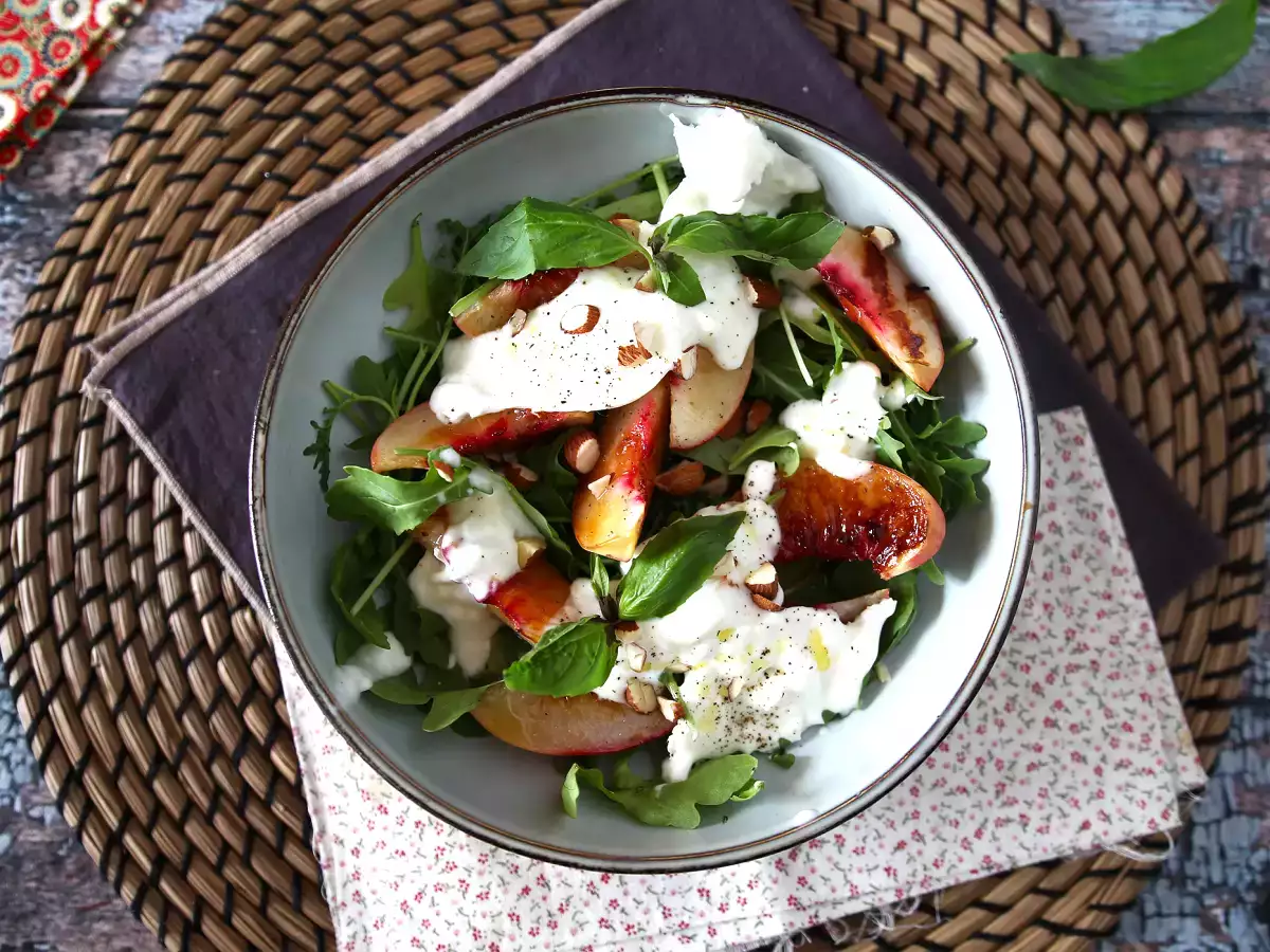Süßer und herzhafter Salat mit gerösteten Pfirsichen, Rucola und Burrata - foto 2
