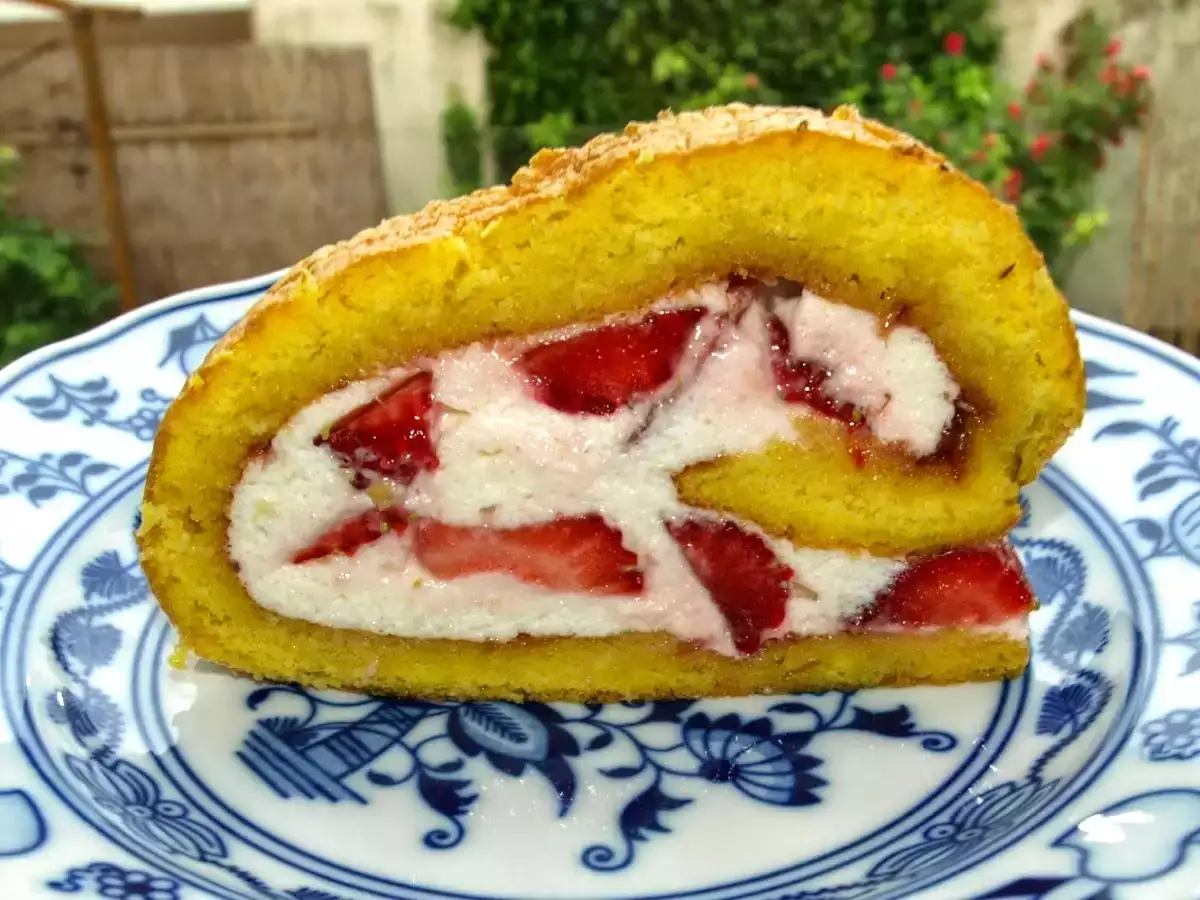 Süßes für den Sonntag... Biskuitroulade mit Erdbeeren