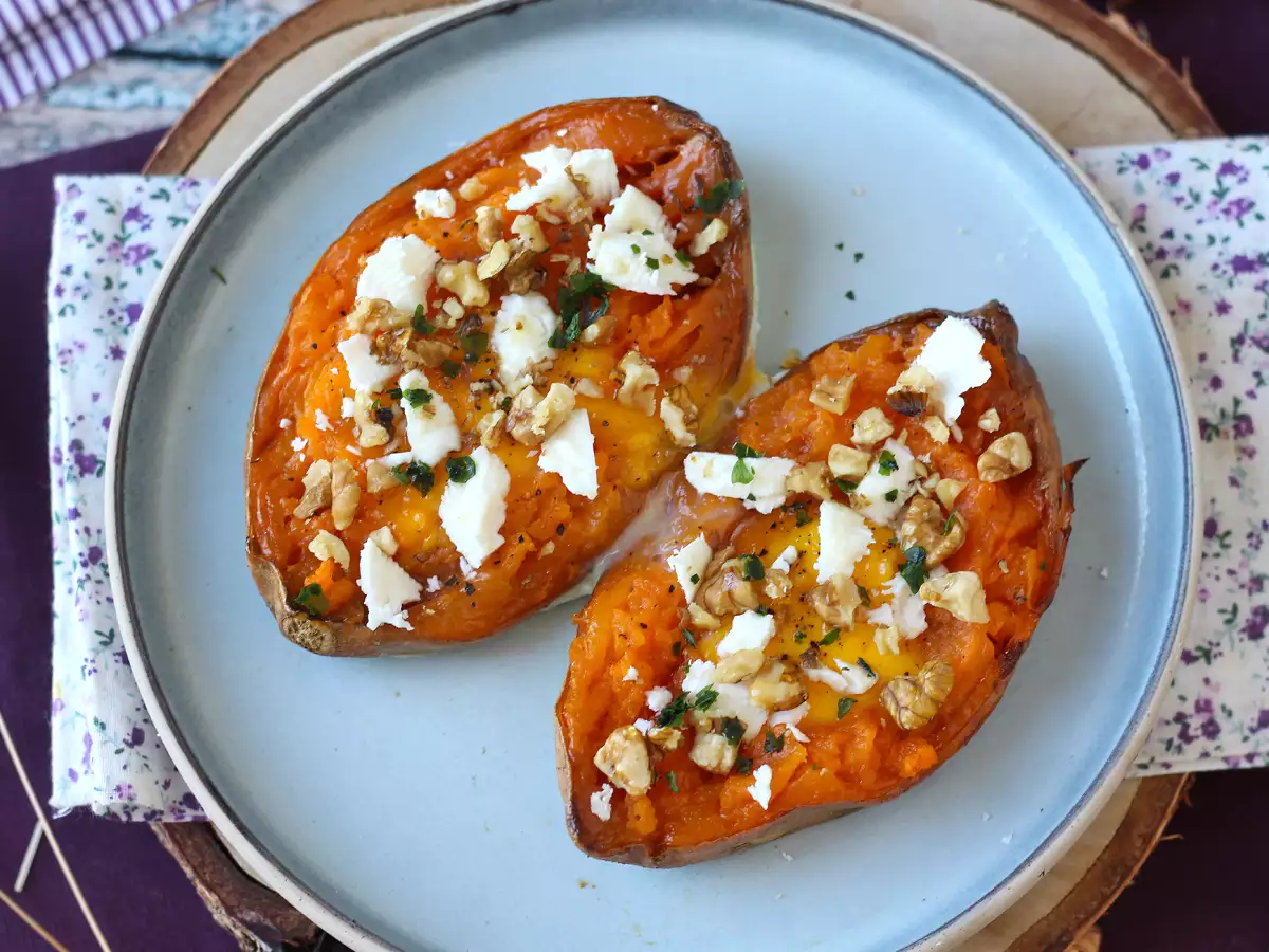 Süßkartoffel aus dem Ofen mit Ei und Feta : einfach und vegetarisch