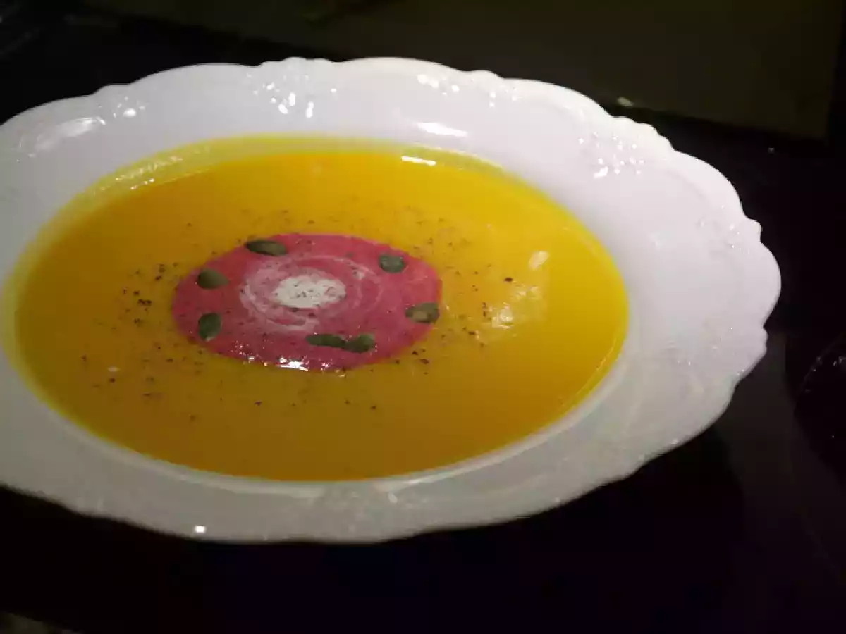 Süßkartoffelcremesuppe mit Rote-Beete-Kokos-Schaum (V)