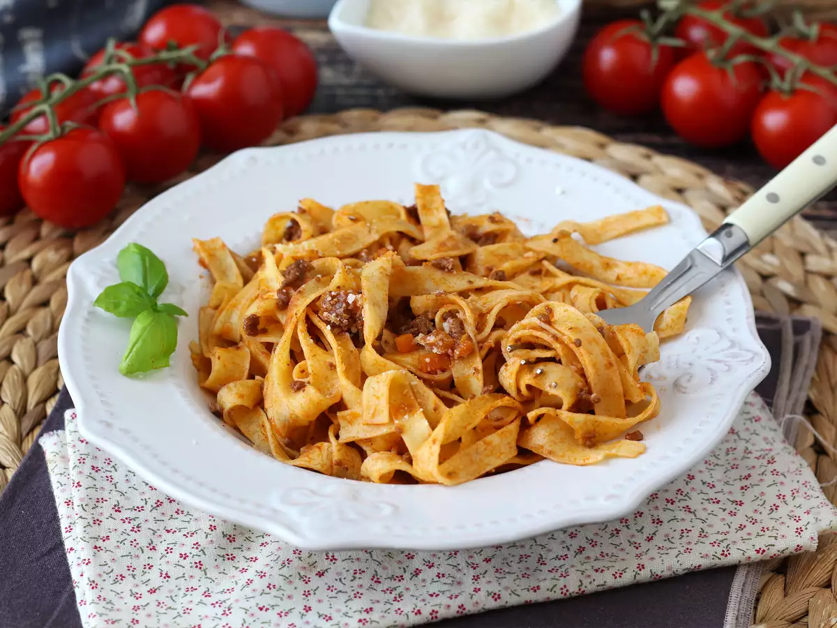 Tagliatelle mit Bolognese-Soße – Tagliatelle al ragù alla bolognese - foto 2
