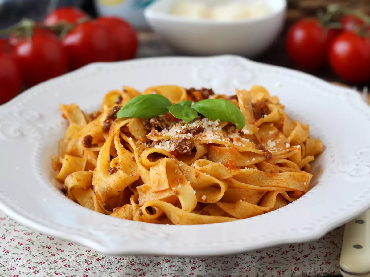 Tagliatelle mit Bolognese-Soße – Tagliatelle al ragù alla bolognese - foto 3