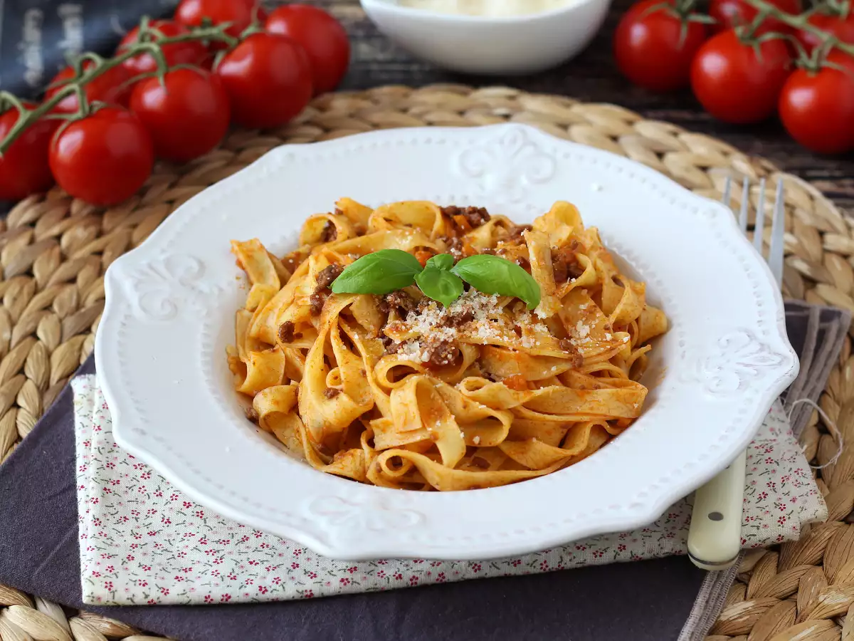 Tagliatelle mit Bolognese-Soße – Tagliatelle al ragù alla bolognese - foto 6