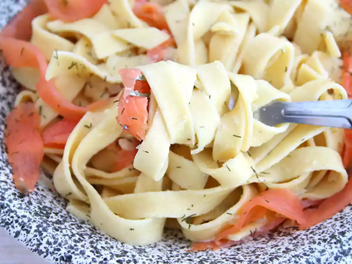Tagliatelle mit geräuchertem Lachs und Dill - foto 4
